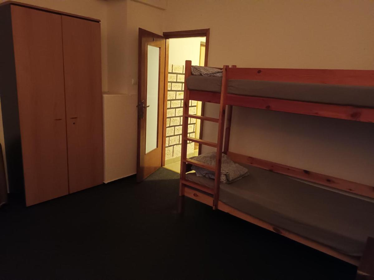 Polsland Hostels Airport Varsovie Extérieur photo